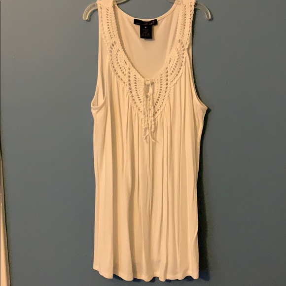 White tank top with crochet details - Picture 1 of 3